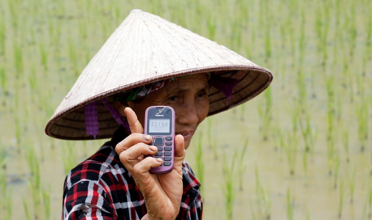 Vietnam, tänavuse juuli alguses: riisikasvataja näitab oma Nokia telefoni (Foto: REUTERS)
