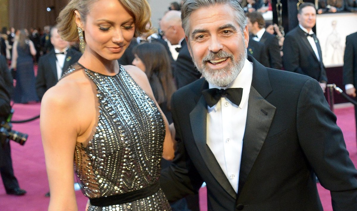 Actor George Clooney and Stacy Keibler arrive on the red carpet for the 85th Annual Academy Awards on February 24, 2013 in Hollywood, California. AFP PHOTO/JOE KLAMAR