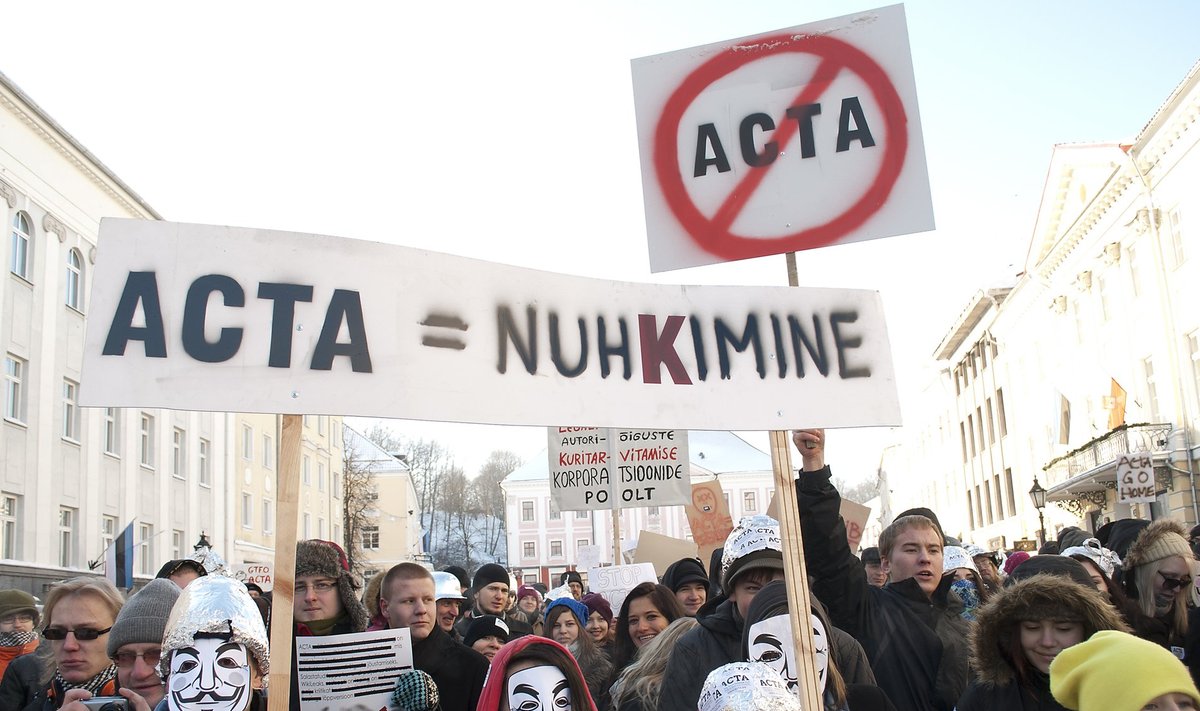 2012. aastal protestisid tuhanded inimesed Eestis võltsimisvastase kaubanduslepingu (ACTA) vastu. Fotol miiting Tartu Raekoja platsil