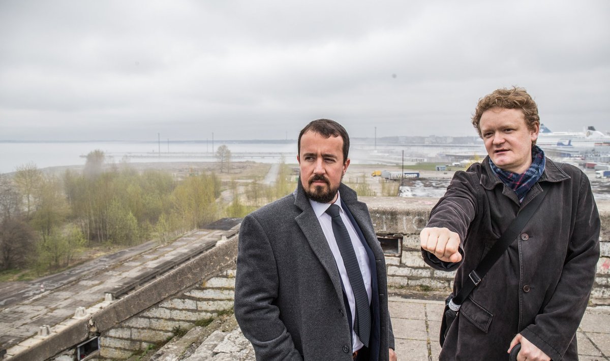 Arhitektid Vincent Callebaut (vasakul) ja Indrek Laos arutavad Tallinna mereääre tulevikku.