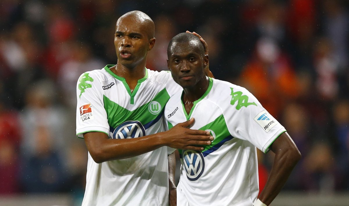 VfL Wolfsburgi mängijad Naldo (vasakul) ja Josuha Guilavogui. Volkswagen toetab klubi aastas hinnanguliselt 100 miljoni euroga. 