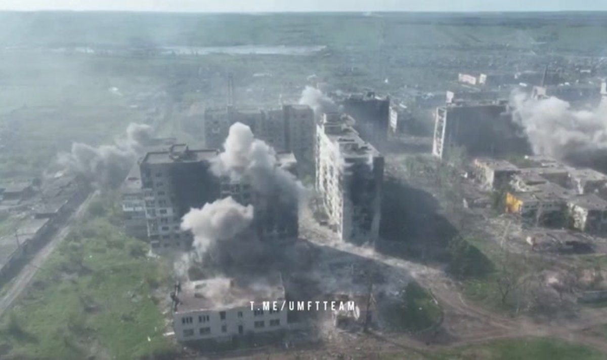 SÕJAÕUDUS: Bahmuti pommitamine. Ukraina näitas sel nädalal maailmale, mis toimub selles õnnetus linnas. Kaader videost, mida saate vaadata selle loo veebiversioonist küljel ekspress.ee.