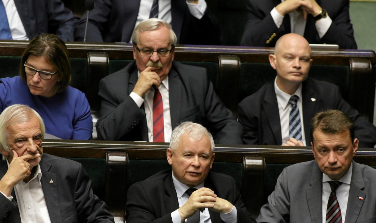 Poola võimupartei PiS juht Jaroslaw Kaczyński (keskel esimeses reas) neljapäeval seimis