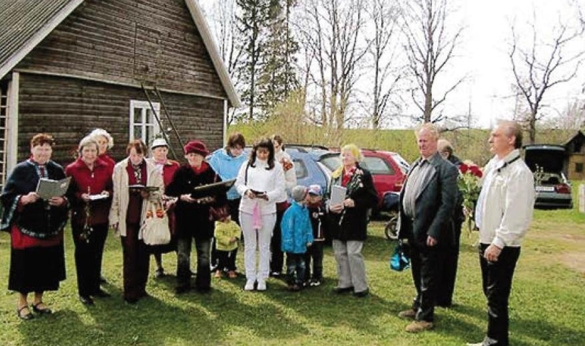 Kooliküla esindajad õnnitlemas oma eakat juubilari