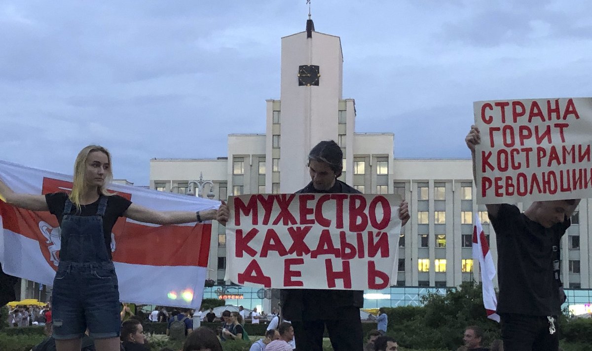 Protestid Valgevenes jätkuvad, aga võimud hakkavad sündmuste arengu üle initsiatiivi tagasi võitma. Pilt on tehtud teisipäeva õhtul.