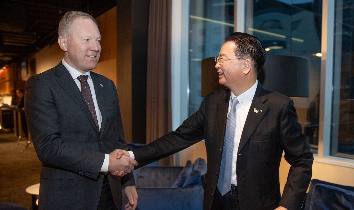 Taiwani välisminister Joseph Wu (paremal) kõneles rahvusvahelise kaitseuuringute keskuse korraldatud arutelul, kus osales teiste seas ka riigikogu väliskomisjoni esimees Marko Mihkelson.