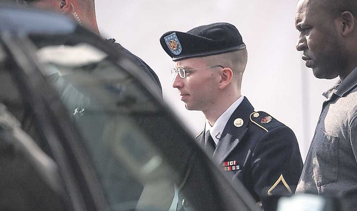 Reamees Bradley Manningul (keskel) oli esmaspäeva õhtul seljataga esimene kohtupäev. 