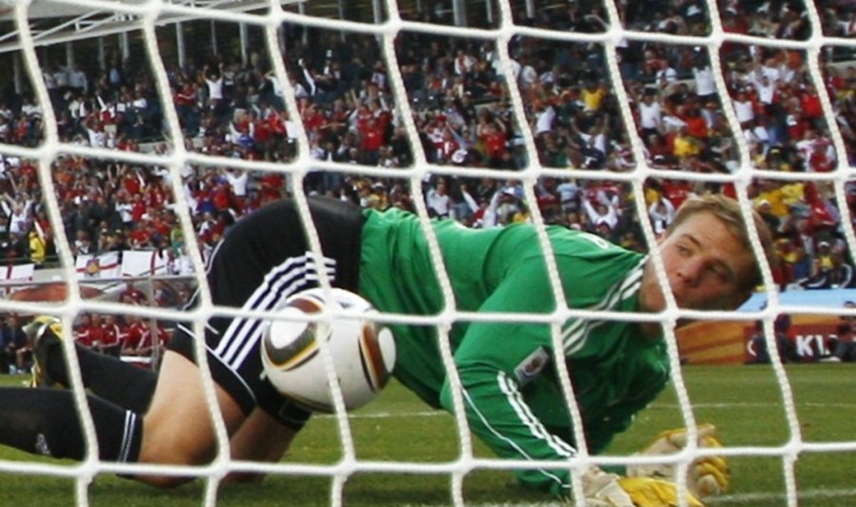 Manuel Neuer võtab palli väravast