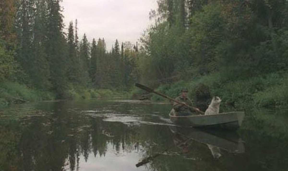   Komi jahimees ja koer sõidavad paadiga Kuk-ju jõel metsaonni poole. Pilt on tehtud 2003. aastal.  Foto: Art Leete (ERM Fk 2914:238) / Novaator