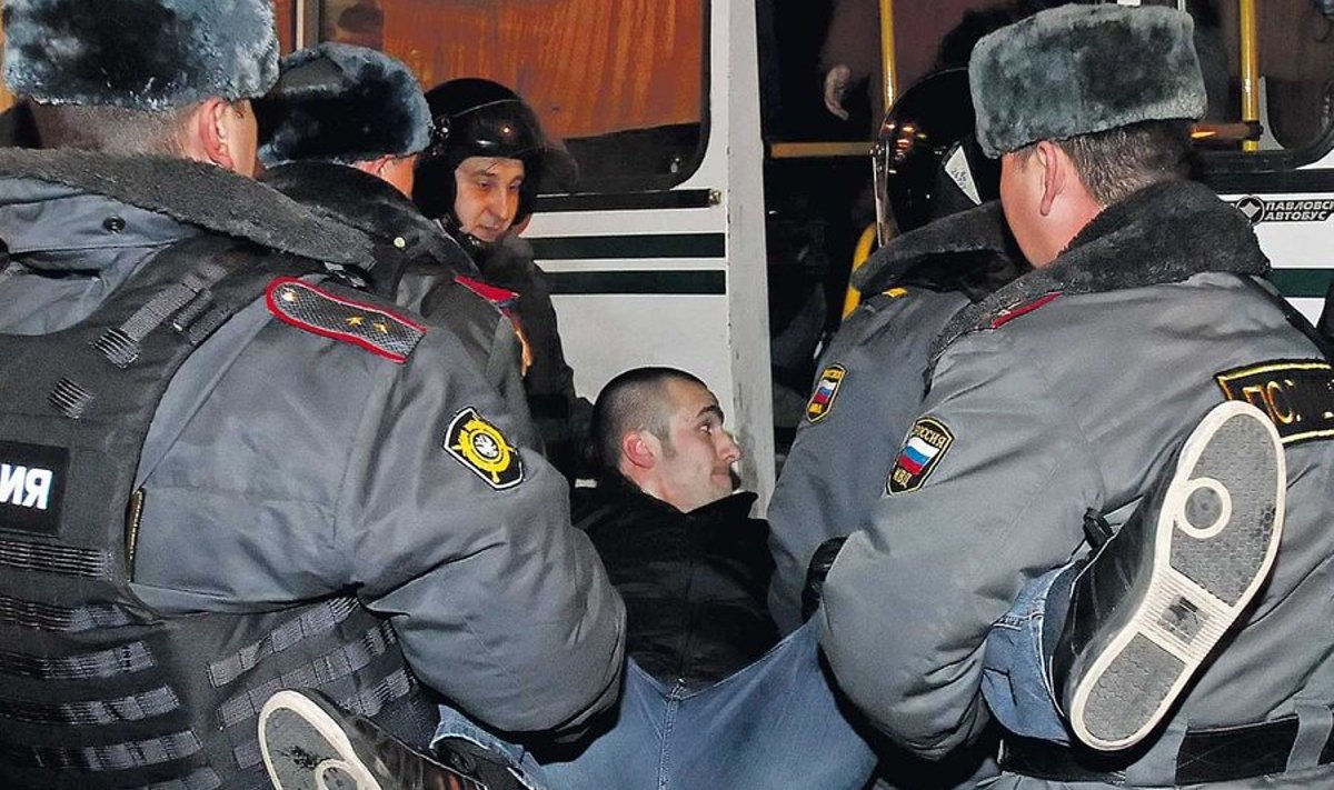 Vene politsei veab kongi järjekordset valimistulemustega rahulolematut meeleavaldajat. 