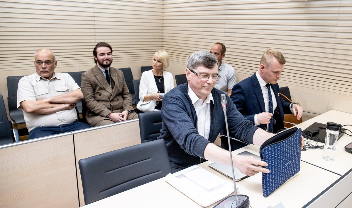 Esireas Indrek Särg ja tema esindaja Tauri Tigasson. Särje vastu tunnistavad tema taga istuvad parteilased.