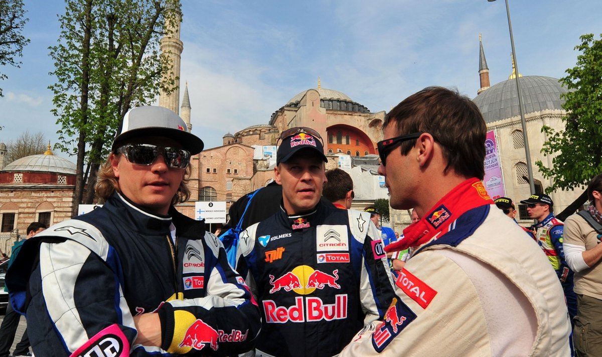 Kaj Linström (keskel) koos Kimi Räikköneni ja Sebastien Loebiga.