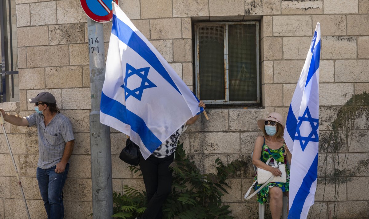 Benjamin Netanyahu poolehoidjad Iisraeli lippudega.