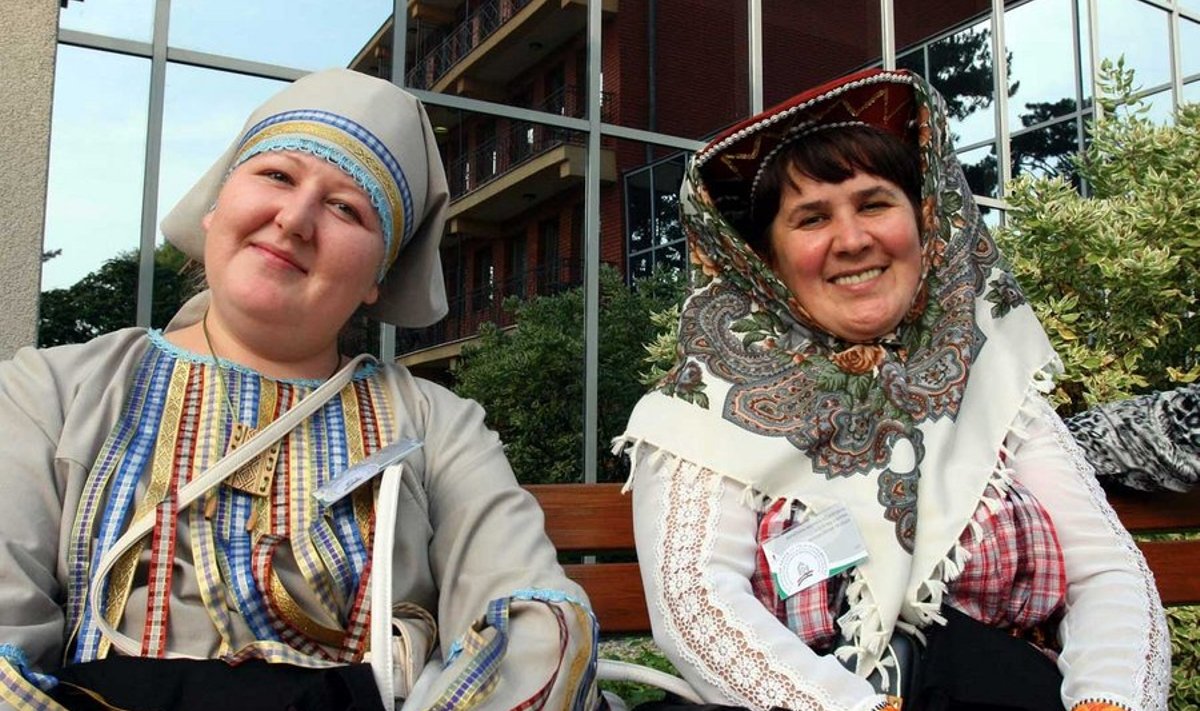 Jasvakomid Anna (vasakul) ja Marina Antipina kuuluvad kongressil selle Venemaa hõimlaste vähemuse hulka, kes julgevad oma rahva olukorrast enam-vähem tõetruult rääkida. (Foto: Rein Sikk)