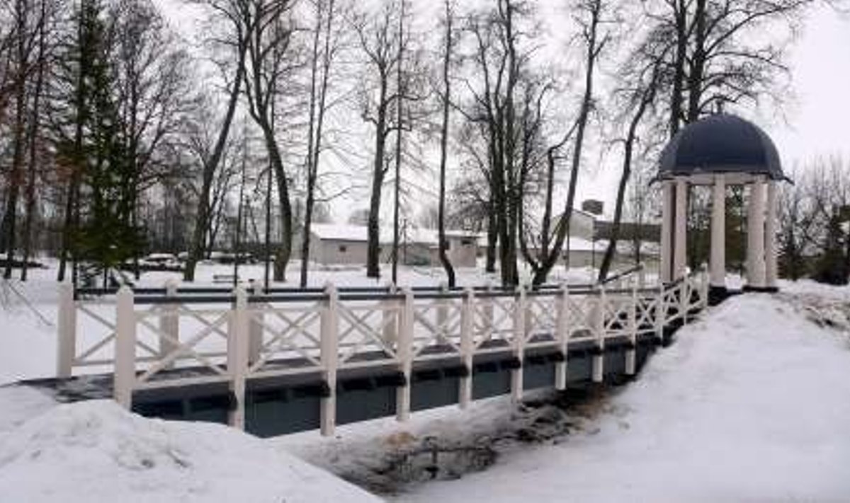Mõisa pargis on valminud saarele viiv sild ja paviljon