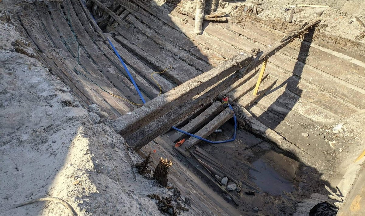 Археологические работы с остовом судна Лоотси на стройплощадке