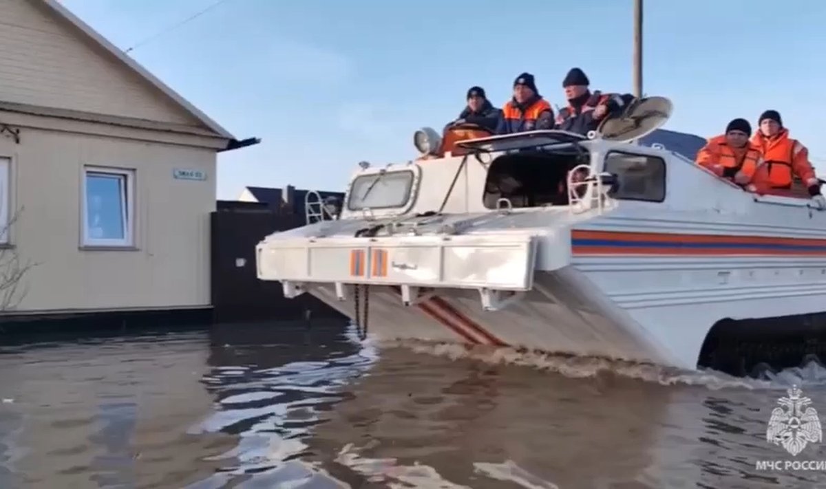 Päästetöötajad evakueerivad Orski elanikke.