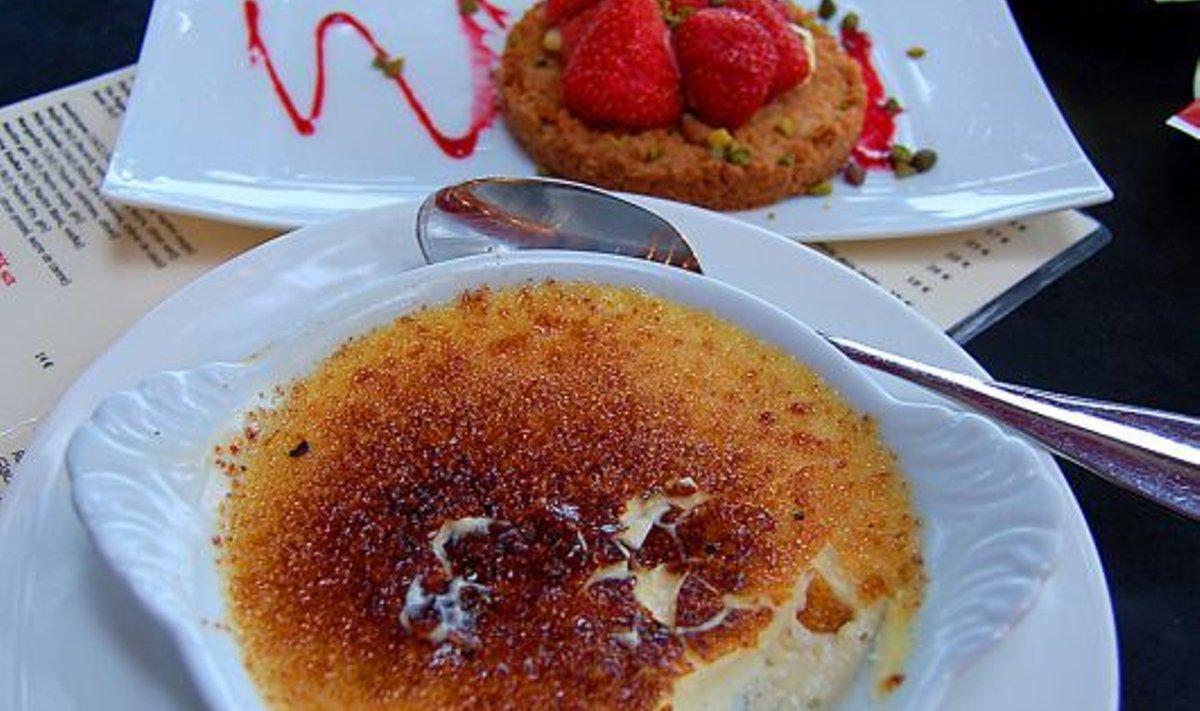 HUKATUSLIKULT HEA: Crème brûlée Pariisi Alma silla äärses kohvikus.