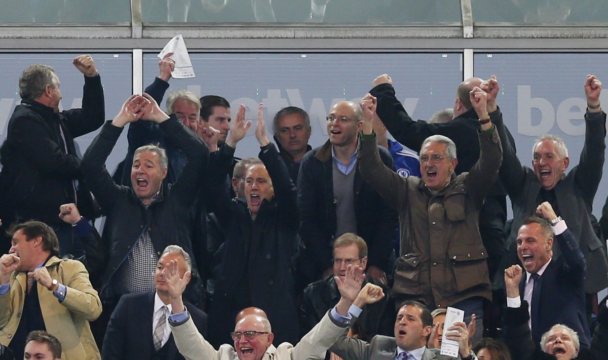 West Hami fännid Jose Mourinho ees väravat tähistamas