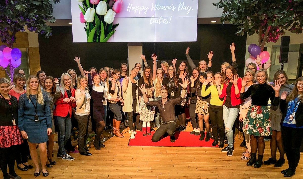 Naistepäeva tähistamist korraldavad meestöötajad naiskolleegidele üllatusena. Tänavu andis kontoris privaatkontserdi Uku Suviste. 