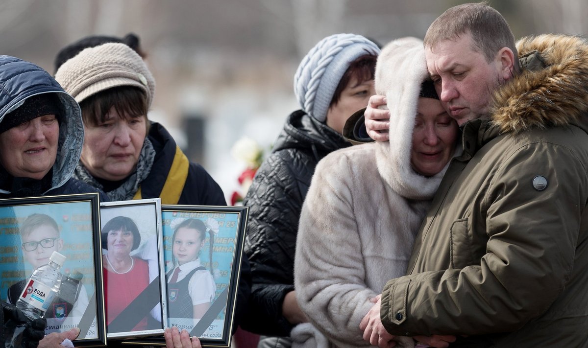 Kemerovos algasid eile põlenguohvrite matused. Pahameeletorm võimude infosulu vastu haaras mitmed linnad üle Venemaa.