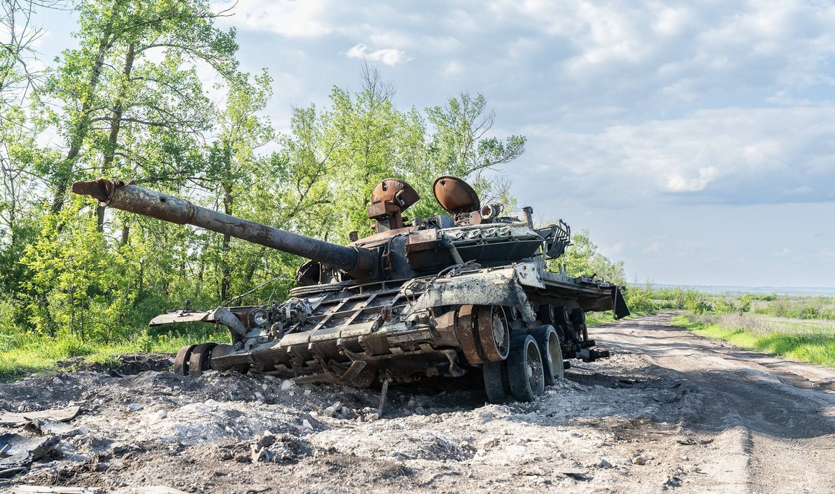 VANARAUD: Sel kevadel Harkivi lähistel pihta saanud ja maha jäetud Vene tank T-80. Tolles piirkonnas leidsid Ukraina väed ligi 30 korras Vene tanki, mille nad otsustasid võtta kasutusele endiste peremeeste ründamiseks.