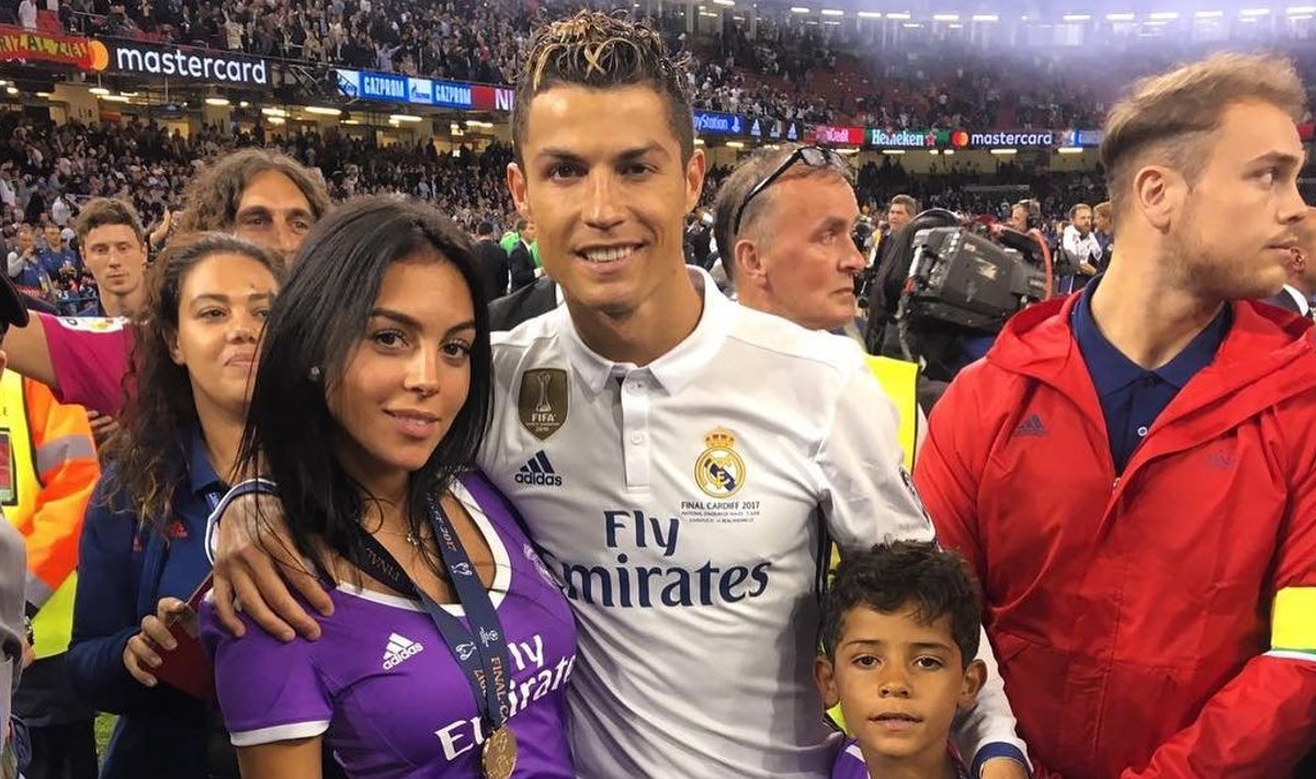 Cristiano Ronaldo koos tüdruksõbra ja pojaga