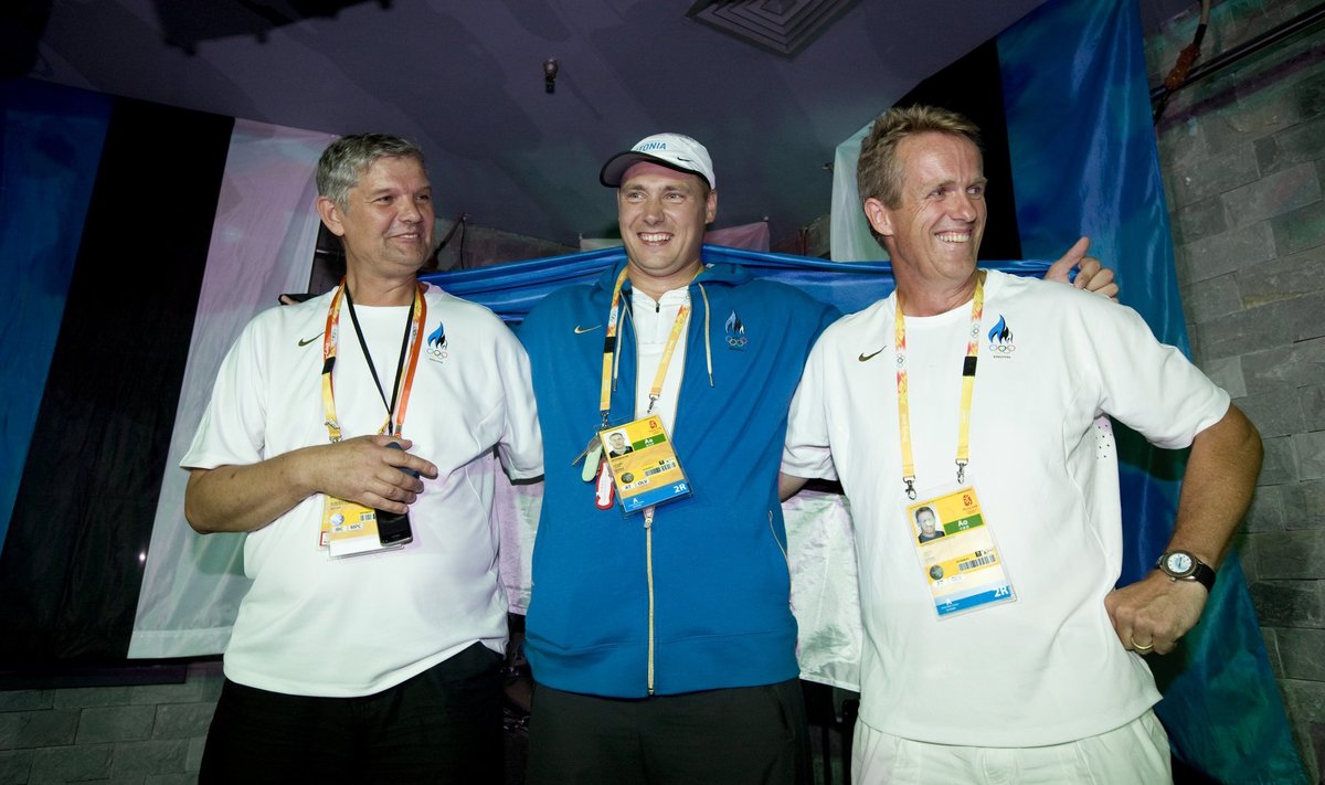 Gerd Kanter pärast olümpiakulla võitmist Pekingis koos Raul Rebase ja treener Vésteinn Hafsteinssoniga