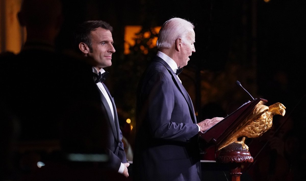 Nii Emmanuel Macron (vasakul) kui ka Joe Biden teatasid, et on valmis Venemaaga läbi rääkima, kui viimane näitab üles tõsist huvi sõja lõpetamiseks. Eile saabus Kremlist vastus, et nad ei kavatse Ukraina aladelt lahkuda.