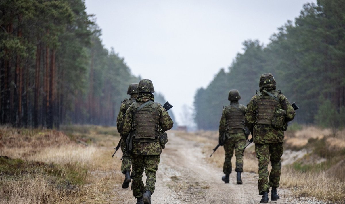 Logistikapataljoni ajateenijad õpivad Läänemaal lahingute pidamist