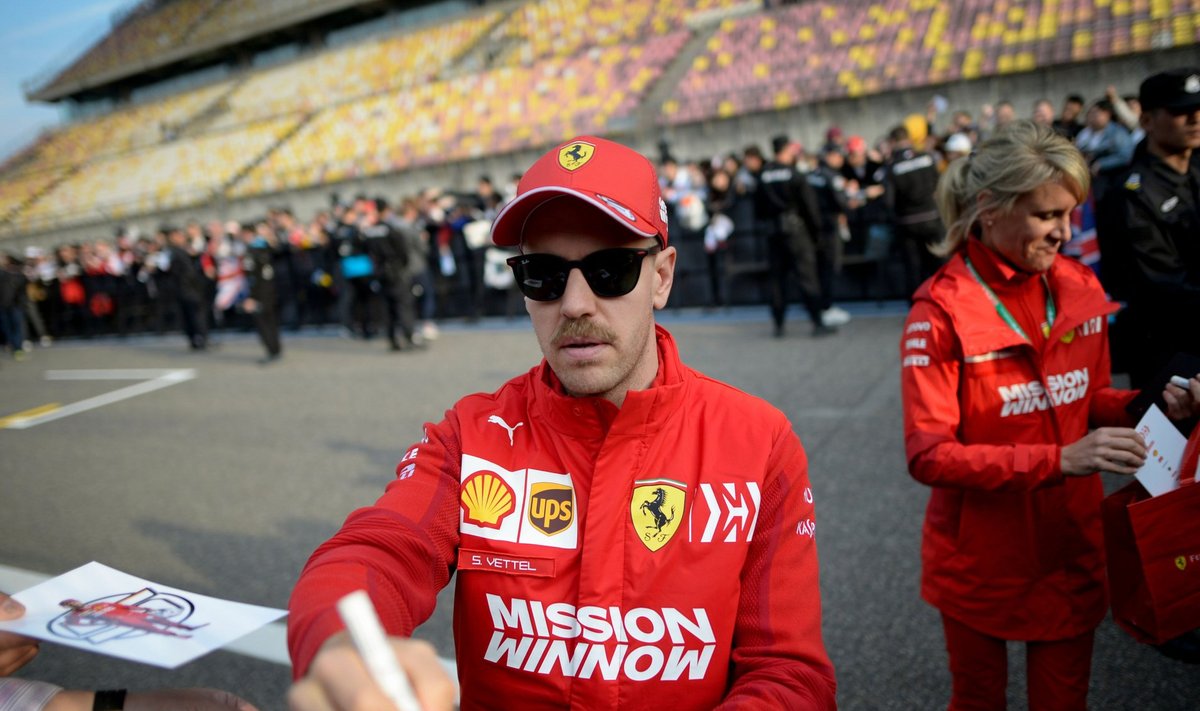 Sebastian Vettel Shanghais autogramme jagamas