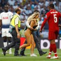 ФОТО: полуобнаженная женщина выбежала на поле в финале Лиги чемпионов. Это подруга русского блоггера