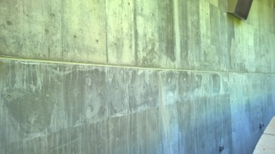 Toyo Ito loodud hoone mäepoolne sein on tõenäoliselt taotluslikult „kirju”, justkui mäe kaevamise peegeldus.