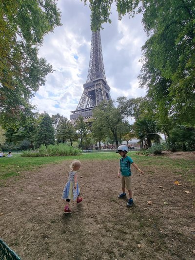 Lapsed Eiffeli pargis müttamas