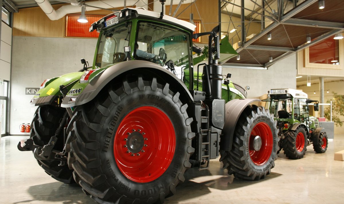 Äärmused kõrvuti – Fendt 1050 ja 200. seeria traktor Marktoberdorfi tootenäidiste saalis.