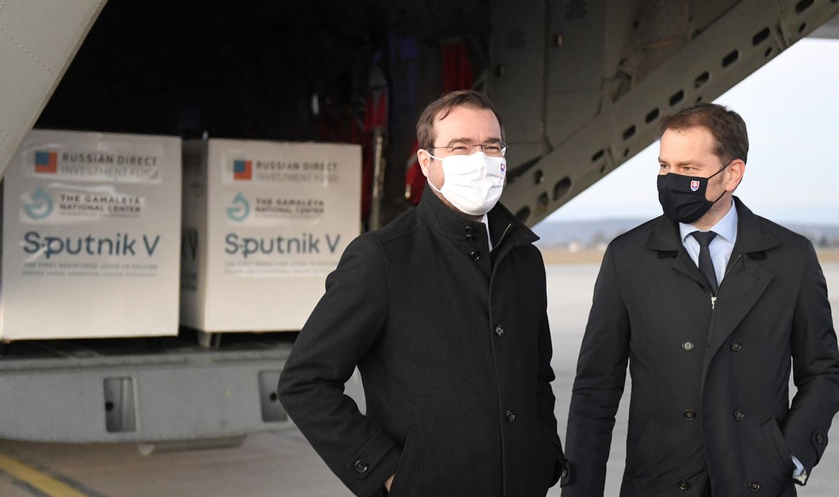 Terviseminister Marek Krajčík (vasakul) ja valitsusjuht Igor Matovič neile ametikoha maksnud Sputniku vaktsiinilastiga