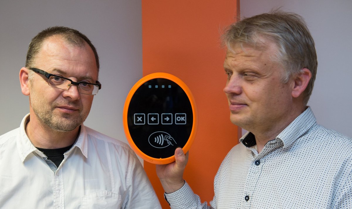 Kaido Kevvai (paremal) ja Tiit Liiv näitavad Artec Designi tuntuimat toodet, validaatorit.