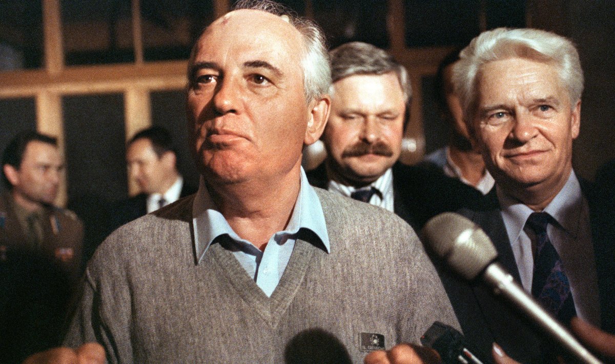 Gorbatshovi esimene esinemine pärast vangistust, tema selja taga Vene asepresident Rutskoi.