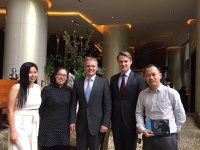 "Selja taga rida kohtumisi Hiina turismiettevõtjatega ja Eestit tutvustav ettekanne Chongqingi rahvusvahelisel investeerimismessil," kirjutas Sooäär.