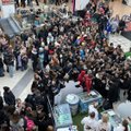 ФОТО и ВИДЕО | Голодные игры: в торговом центре Кристийне школьники устроили давку за бесплатное мороженое
