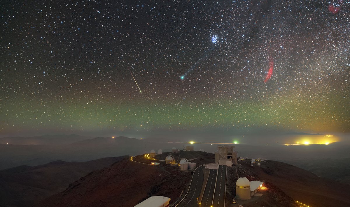 Komeet C/2014 Q2 (rohekas) La Silla observatooriumi kohal taevas. Foto. P. Horálek/ESO