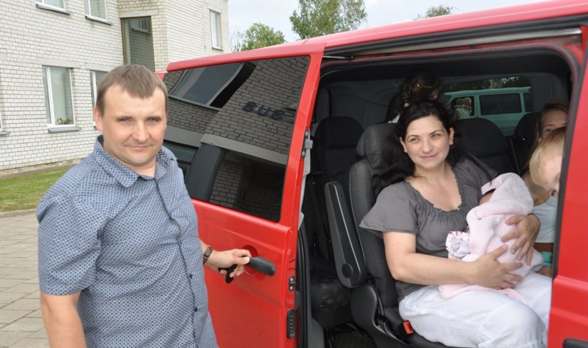 Isa Eduard tõmbab ukse kinni - sõit kodu poole algab. Ema Tatjana rooli ei kipu, tema õpib alles autokoolis.