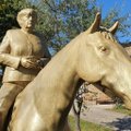 ФОТО | В Германии появился новый туристический объект — памятник Ангелы Меркель на коне