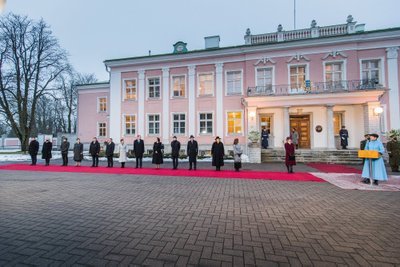 President Kaljulaid nimetab 26.01 ametisse ajaloo kõige suurema naiste osakaaluga valitsuse. Kaja Kallase ja Liina Kersna vahel seisab tühi auk, sest ametisse nimetamise ajal kukkus tulevane ettevõtlus- ja infotehnoloogiaminister Andres Sutt kokku.