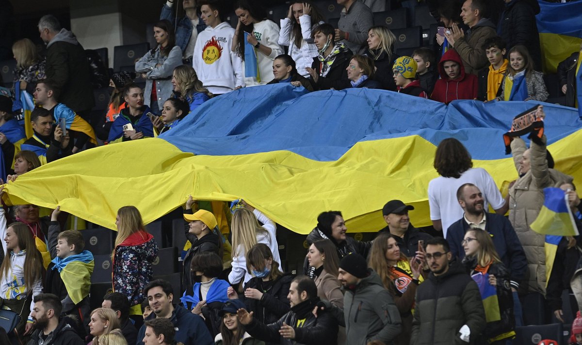 Jalgpallifännid avaldamas toetust Ukrainale.