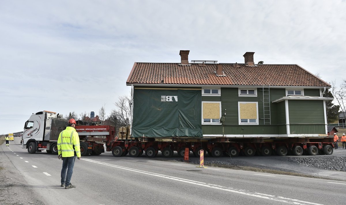 Mitte just tavapäratu pilt tänapäeva Kirunas: maja on veokil ja liigub kogu täiega vanast linnast uude.
