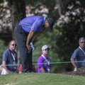 VIDEO: Tiger Woods oksendas keset võistlust golfirajale