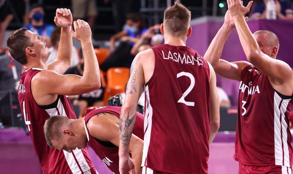 Läti korvpallurid poolfinaali võitu tähistamas