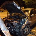 ФОТО DELFI: Заснувший за рулем водитель врезался в фонарный столб
