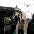 VIDEO: Linnaliinibussil tuli peegel küljest ära, kuid ühiste jõududega tehti buss korda